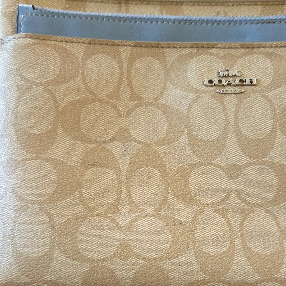 Coach Eadt/west  Signature Crossbody With Pop Up Removable Pouch - Picture 2 of 9